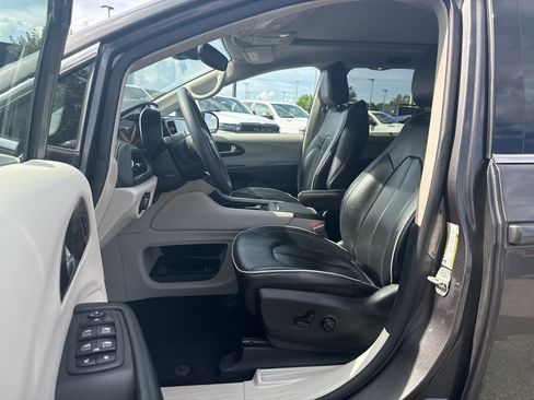 Used 2023 Chrysler Pacifica Limited FWD image 9