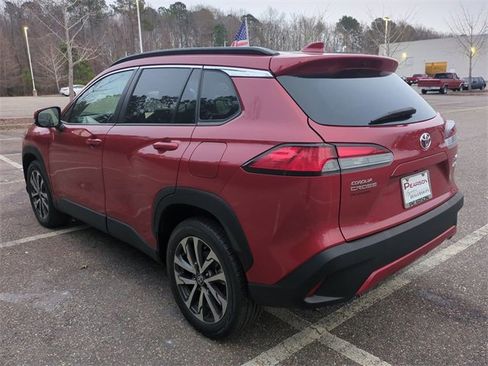 Used 2023 Toyota Corolla Cross XLE image 6