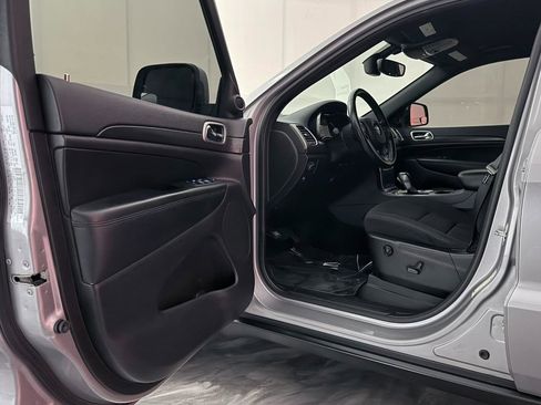 Used 2018 Jeep Grand Cherokee Laredo image 16