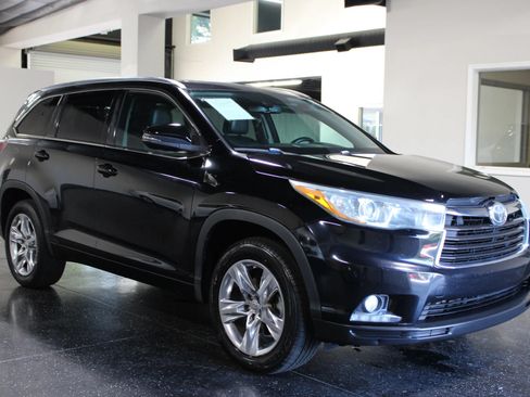 Used 2015 Toyota Highlander Limited Platinum FWD image 1