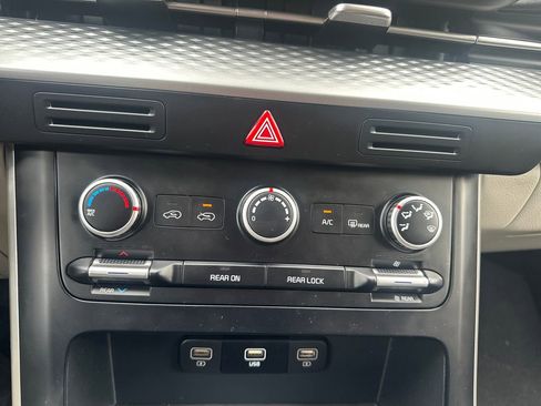 Used 2023 Kia Carnival LX image 11