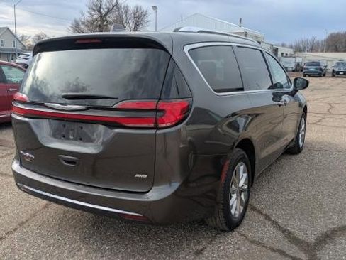 Used 2021 Chrysler Pacifica Touring-L image 3