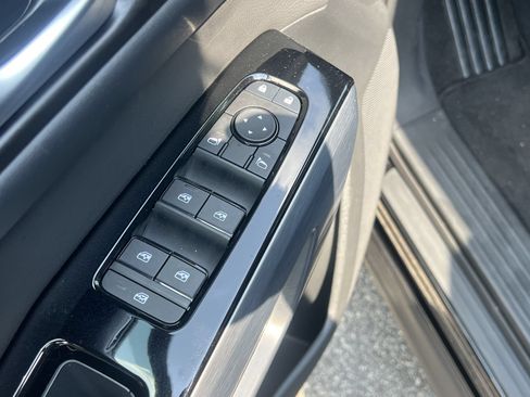 Used 2025 Nissan Pathfinder SL FWD image 12