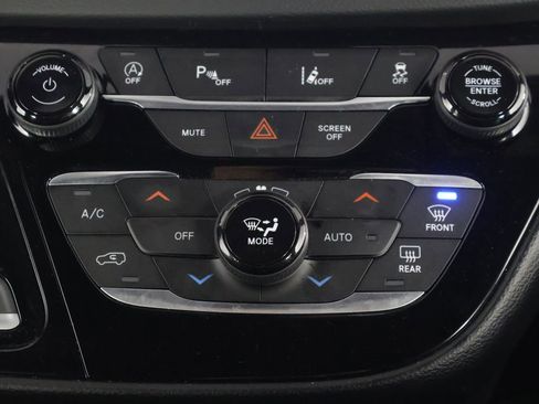 Used 2025 Chrysler Pacifica Select FWD image 45