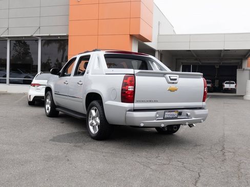 Used 2013 Chevrolet Avalanche LTZ image 15