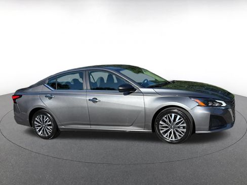 Used 2025 Nissan Altima 2.5 SV FWD image 15