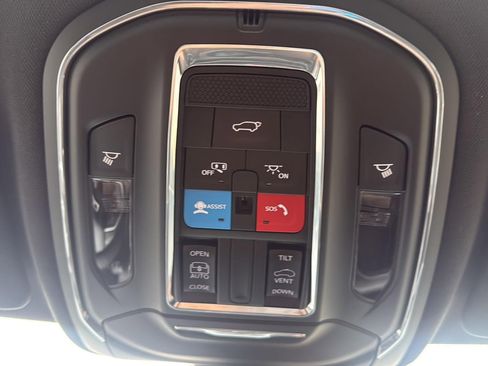 Used 2024 Jeep Grand Cherokee Altitude AWD/4WD image 27