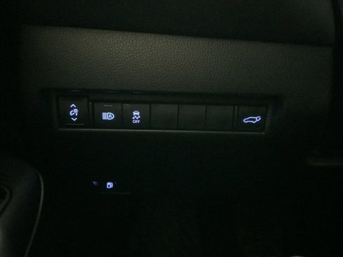 Used 2021 Toyota Venza LE image 24