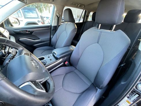 Used 2025 Toyota Highlander LE image 37