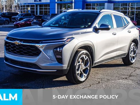 Used 2025 Chevrolet Trax LT w/ LT Convenience Package image 5