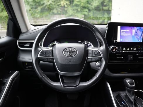 Used 2023 Toyota Highlander XLE AWD/4WD image 17