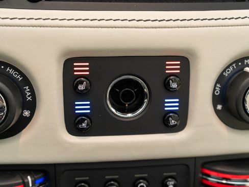 Used 2020 Rolls-Royce Dawn RWD image 27