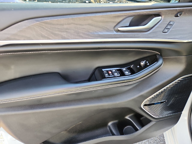 Used 2023 Jeep Grand Cherokee Overland w/ Luxury Tech Group IV AWD/4WD image 12