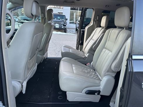 Used 2016 Chrysler Town & Country Touring w/ Driver Convenience Group image 28