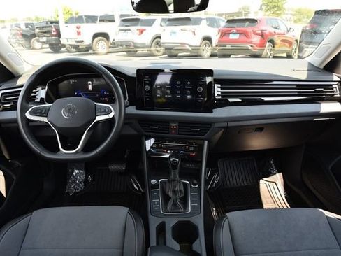 Used 2025 Volkswagen Jetta SE w/ Sunroof Package FWD image 7