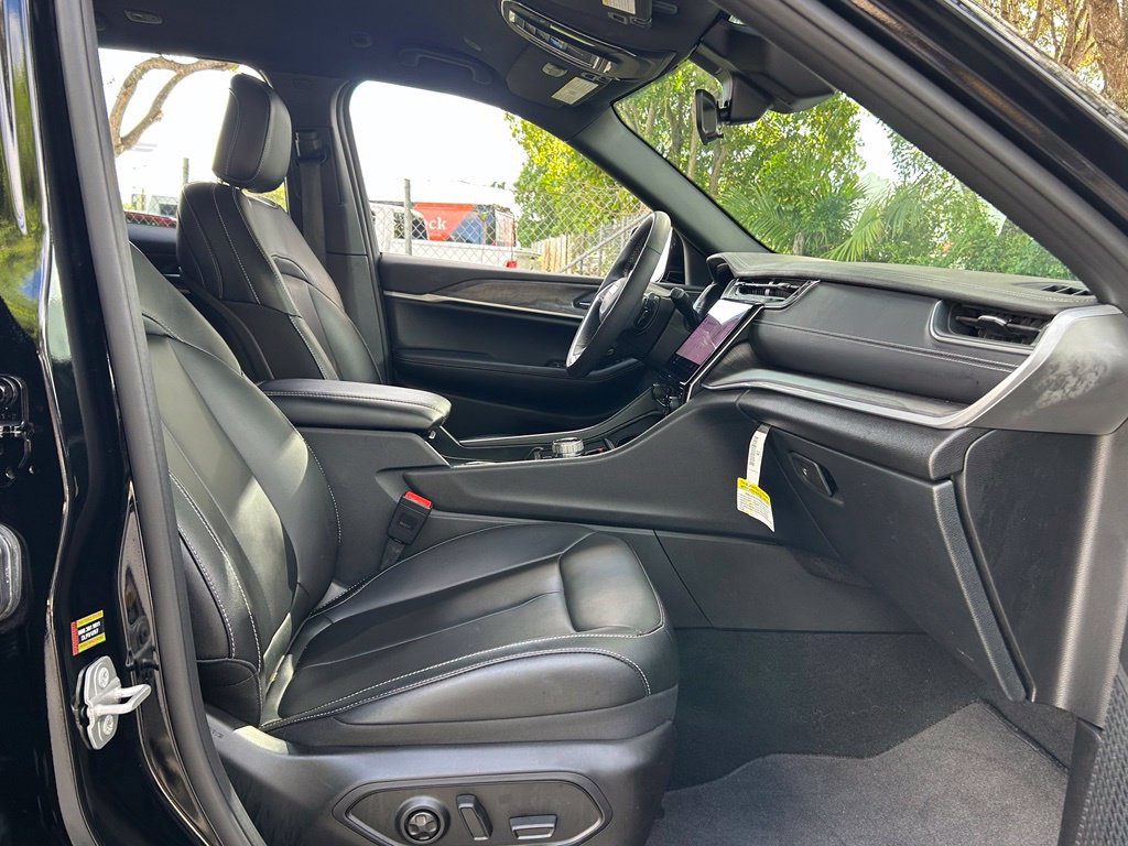 Certified 2025 Jeep Grand Cherokee Limited RWD image 37