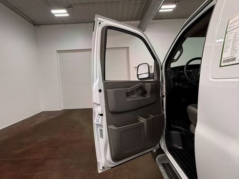 Used 2024 GMC Savana 2500 w/ Driver Convenience Package image 51