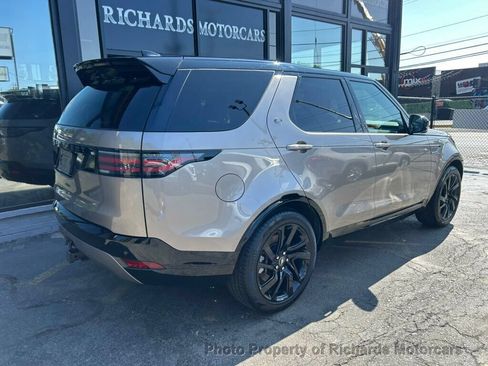 Used 2024 Land Rover Discovery Dynamic SE AWD/4WD image 2