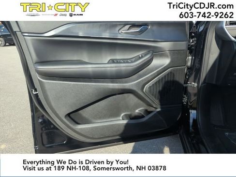 New 2025 Jeep Grand Cherokee Altitude image 16