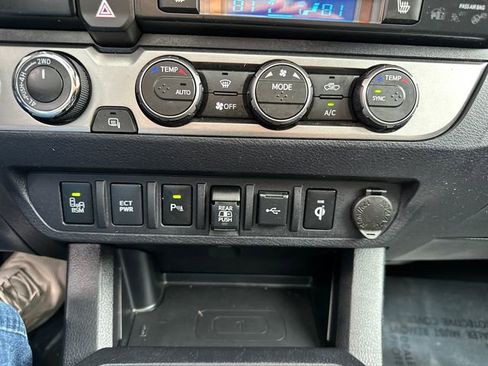 Certified 2022 Toyota Tacoma Limited AWD/4WD image 38