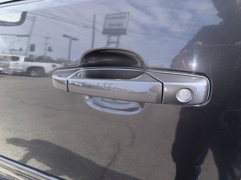 Used 2011 GMC Yukon XL 2500 SLT w/ SLT-2 Equipment Package image 28