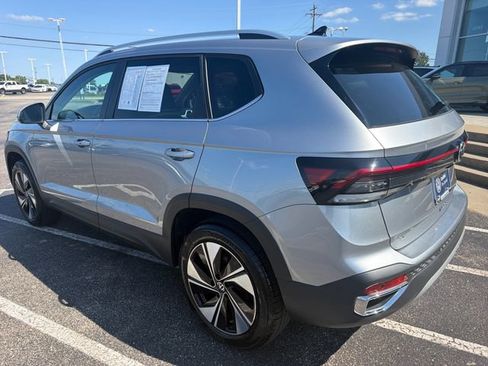 Certified 2025 Volkswagen Taos SE w/ Panoramic Sunroof Package AWD/4WD image 7