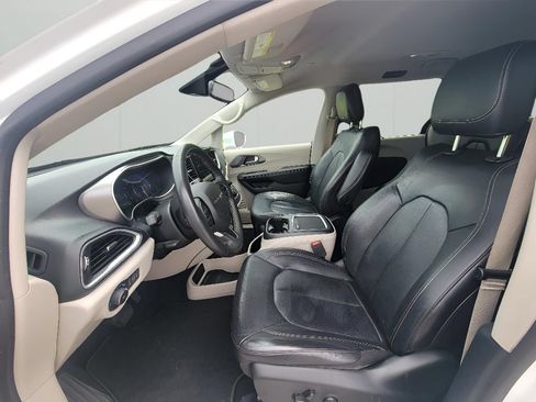 Used 2022 Chrysler Pacifica Touring-L FWD image 11