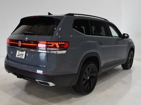 Used 2025 Volkswagen Atlas SE AWD/4WD image 4