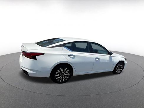 Used 2025 Nissan Altima 2.5 SV FWD image 14