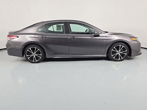 Used 2019 Toyota Camry SE image 4