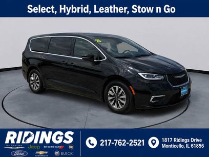 Used 2025 Chrysler Pacifica Select