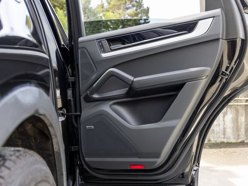 Certified 2025 Porsche Cayenne Coupe image 47