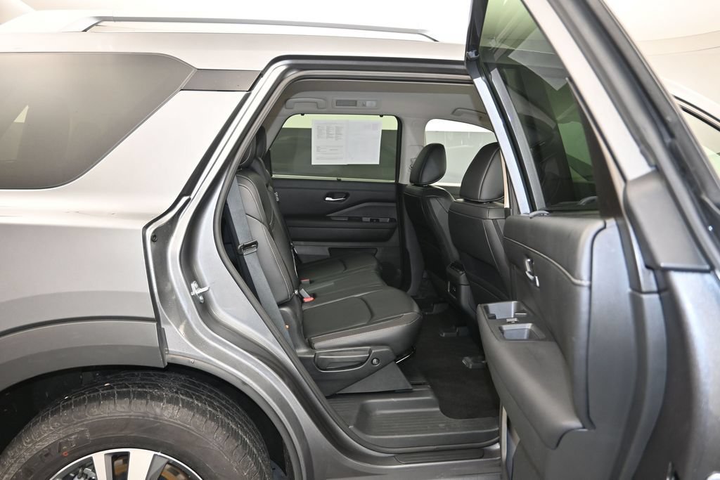 Used 2025 Nissan Pathfinder SL AWD/4WD image 26
