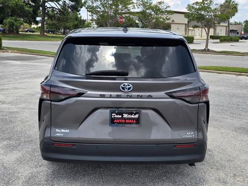Used 2024 Toyota Sienna XLE AWD/4WD image 4