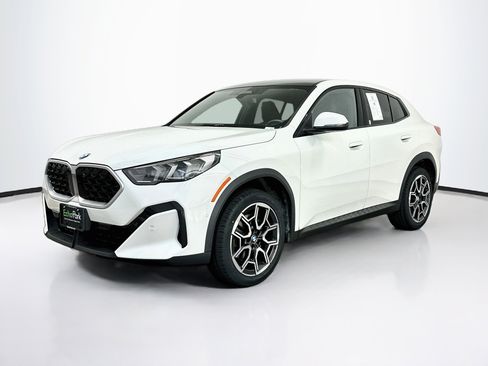 Used 2025 BMW X2 xDrive28i AWD/4WD image 3