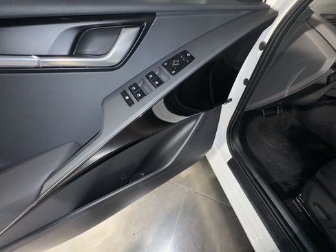 Certified 2025 Kia Niro EX Touring image 17