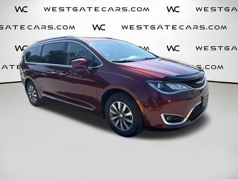Used 2020 Chrysler Pacifica Touring-L Plus FWD image 4