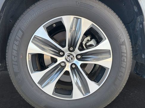 Used 2023 Toyota Highlander XLE FWD image 31