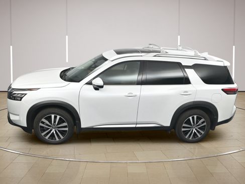Certified 2025 Nissan Pathfinder Platinum w/ Cargo Package FWD image 40