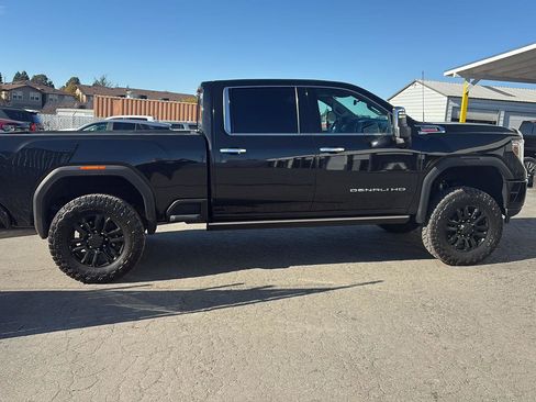 Used 2021 GMC Sierra 2500 Denali w/ Denali Black Diamond Edition image 3