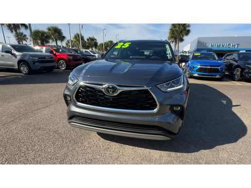 Used 2025 Toyota Highlander Platinum image 7