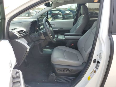 Used 2025 Toyota Sienna XLE image 9