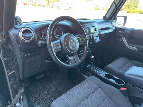 Used 2012 Jeep Wrangler Unlimited Rubicon w/ Connectivity Group image 11