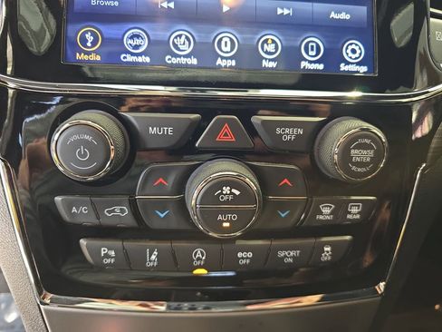 Used 2020 Jeep Grand Cherokee Altitude image 23