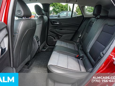 Used 2025 Chevrolet Trax LT w/ LT Convenience Package FWD image 23