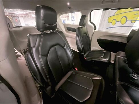 Used 2023 Chrysler Pacifica Touring-L FWD image 16