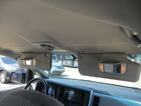 Used 2017 Toyota Sienna LE FWD image 35