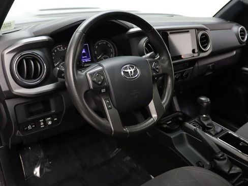 Used 2017 Toyota Tacoma TRD Sport image 15