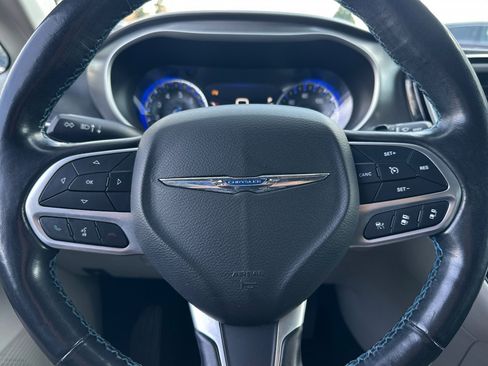 Used 2021 Chrysler Pacifica Touring-L image 22