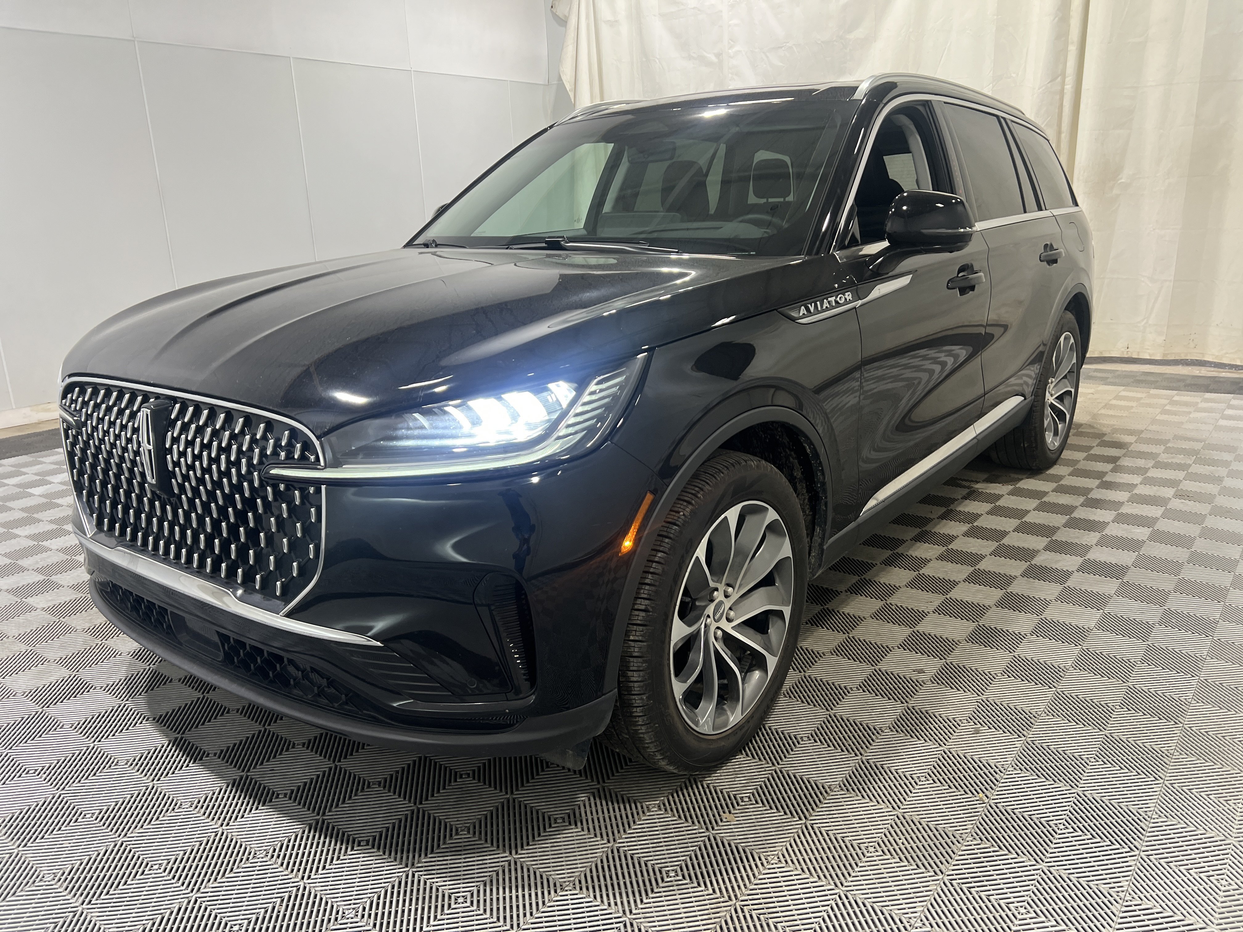 Used 2025 Lincoln Aviator Reserve AWD/4WD image 1